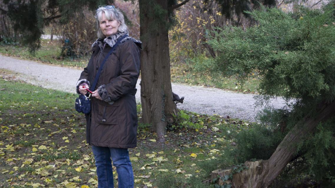 ... er fotografiert gar nicht mich?.... sondern den Besucher am Baum? ...lol